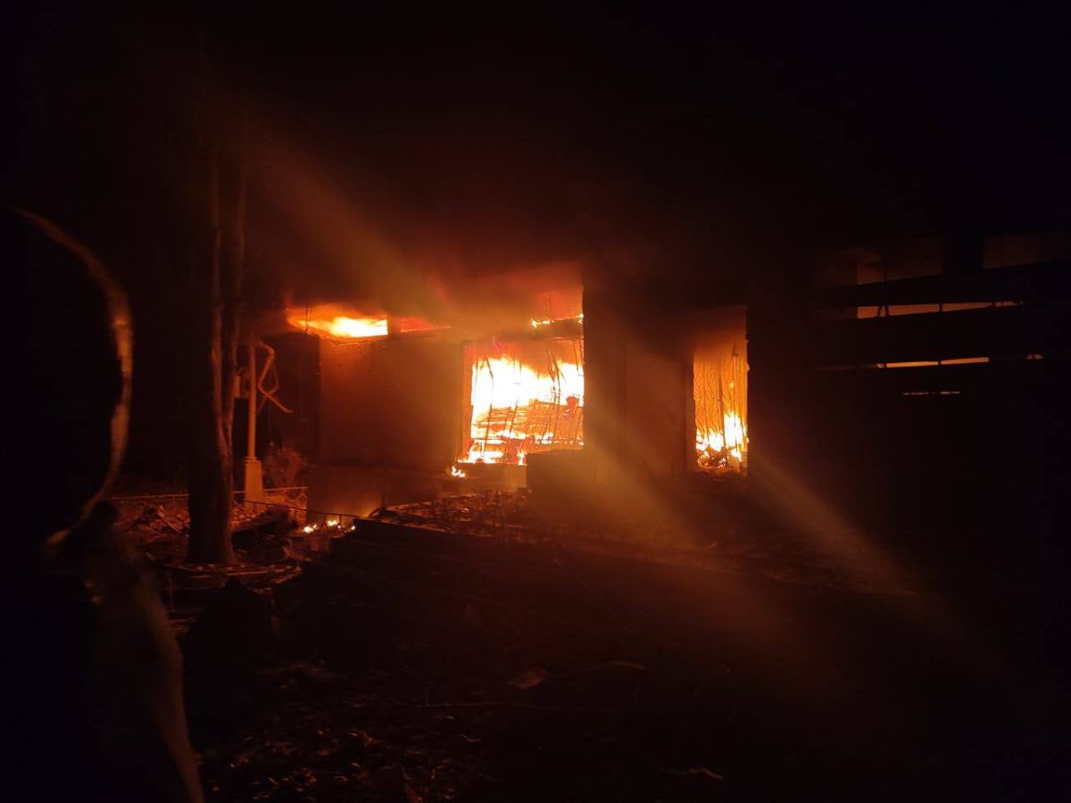 Російські терористи вночі вдарили по навчальних закладах, житлових будинках Миколаєва - фото