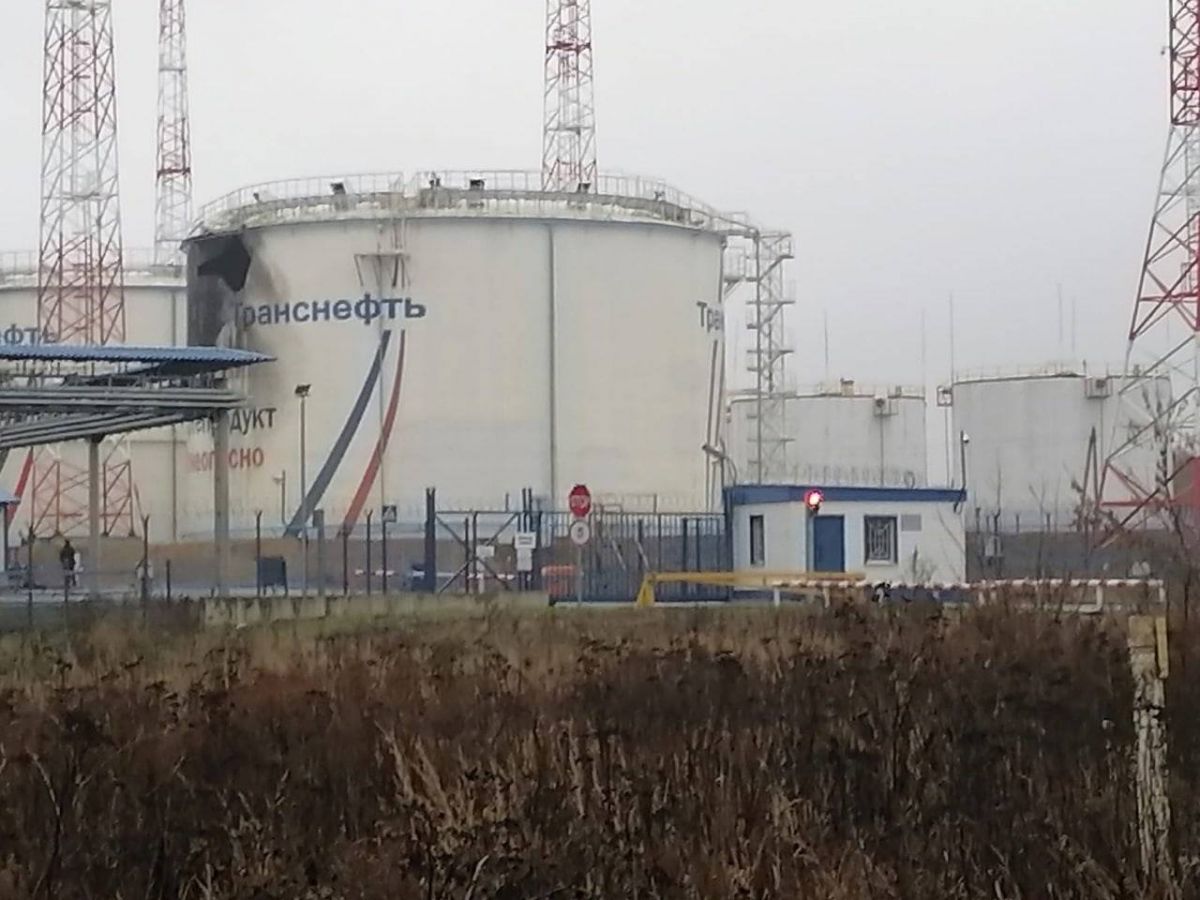 В Орловській області ймовірно безпілотником атаковано нафтобазу - фото