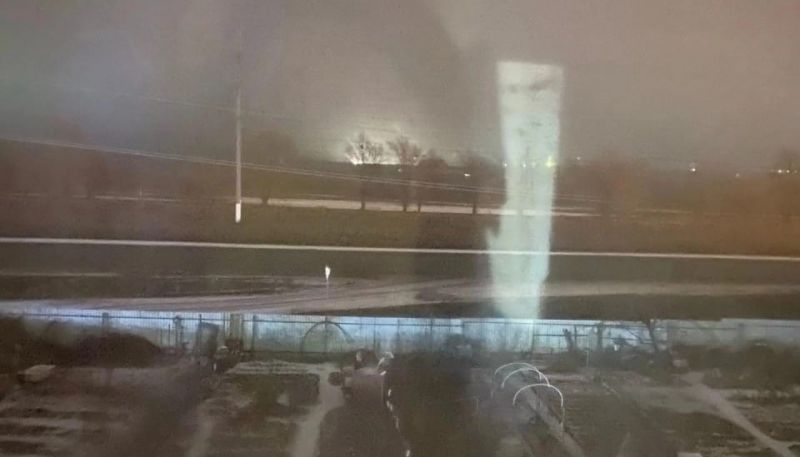 На аеродромі в Енгельсі площа пожежі понад 100 кв м, - ЗМІ - фото