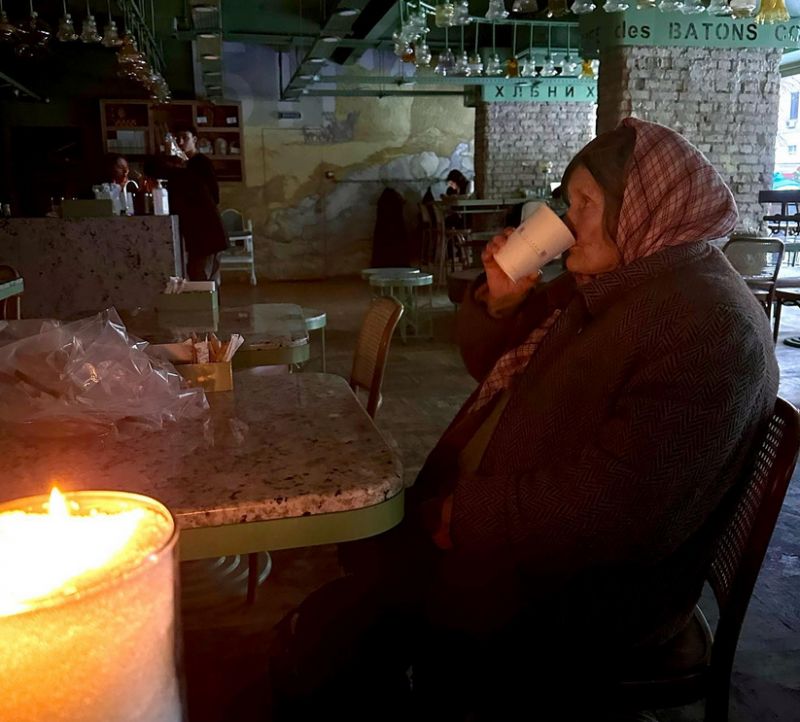 Попри скруту в країні, із закладу у Києві намагалися вигнати бабусю, яка хотіла води та погрітися - фото