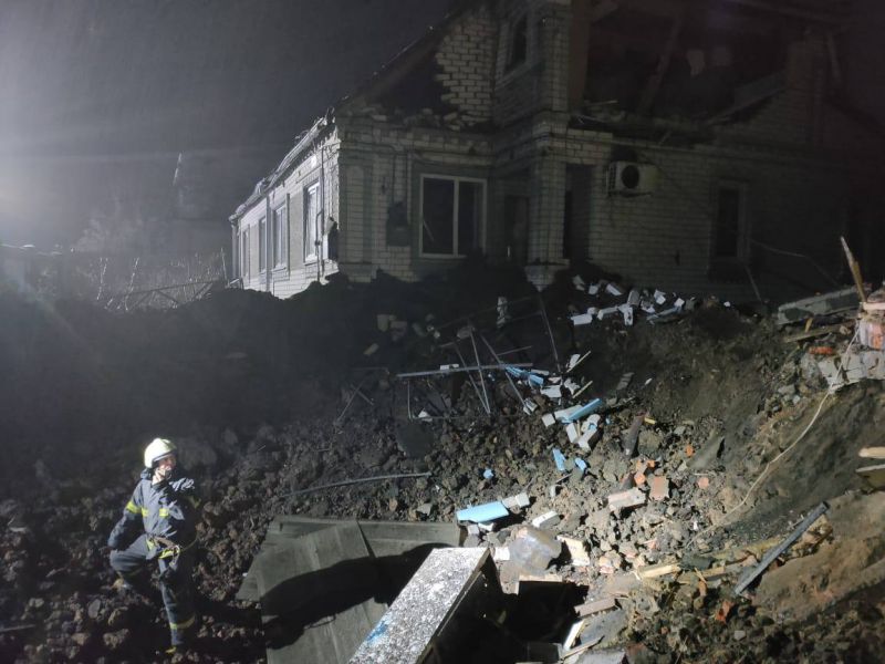 Рашисти вдарили ракетами по будинках і цивільній інфраструктурі під Харковом - фото
