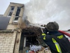 росіяни масовано обстрілюють житлові будинки, медзаклади Херсона