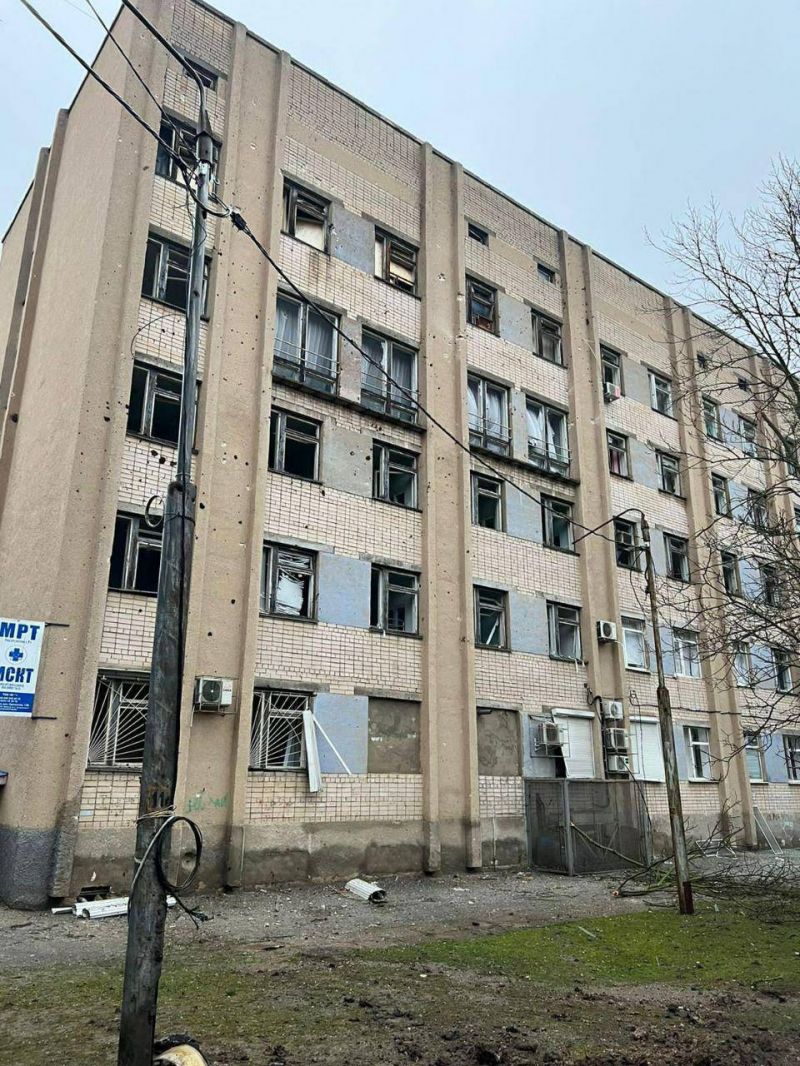 росіяни обстріляли в Херсоні пологове відділення лікарні - фото