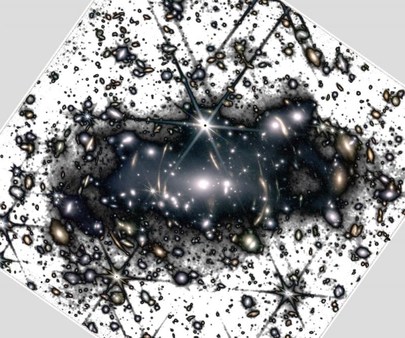 Телескоп Вебба надає безпрецедентний погляд на примарне світло в галактичних скупченнях - фото
