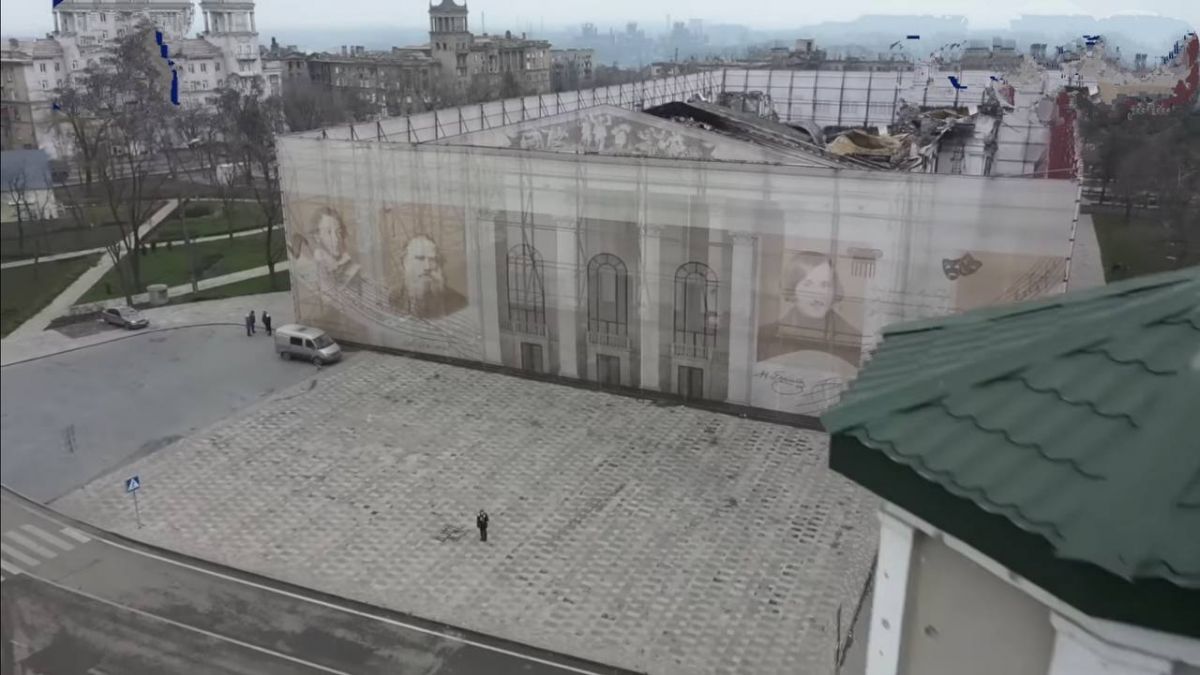 В Маріуполі росіяни прикрили ширмою театр, в якому вони вбили сотні цивільних - фото