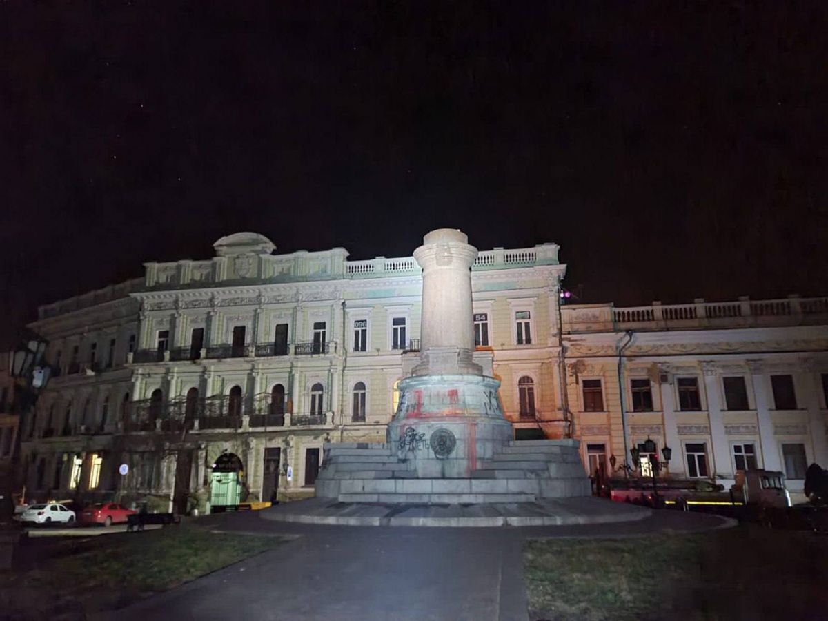 В Одесі демонтували пам′ятник Катерині - фото