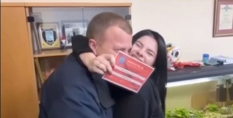 Начальник патрульної поліції Львівщини подарував своїй дівчині перепустку. Його відсторонено - фото