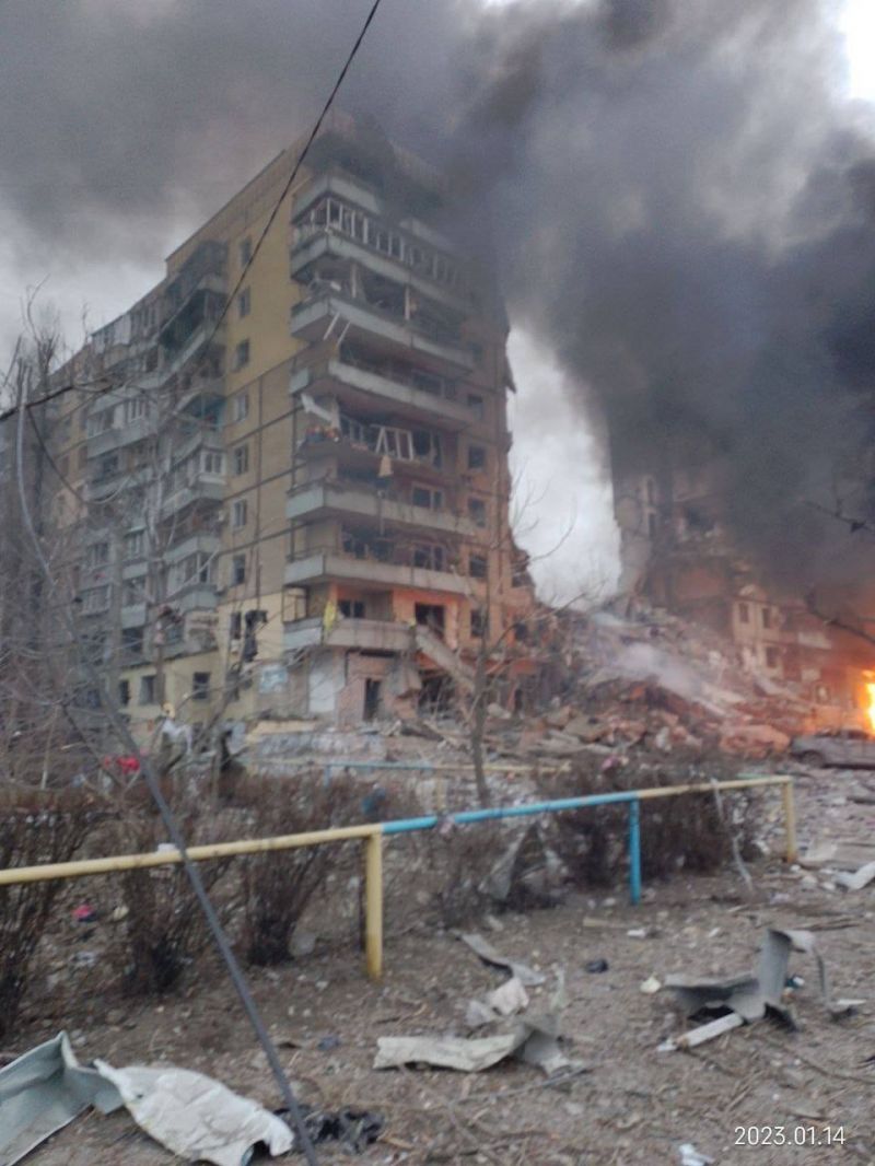 Жахливі новини з Дніпра: ракета зруйнувала багатоповерхівку - фото