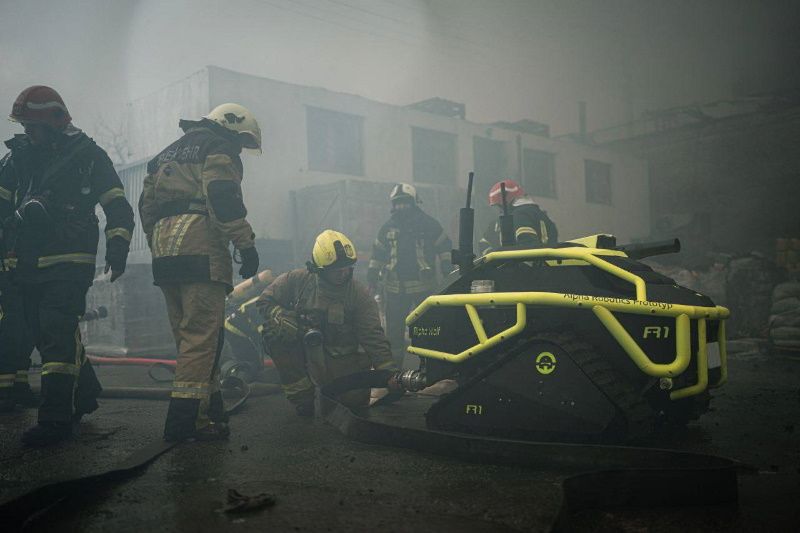 До гасіння пожежі в Києві вперше залучали робота - фото