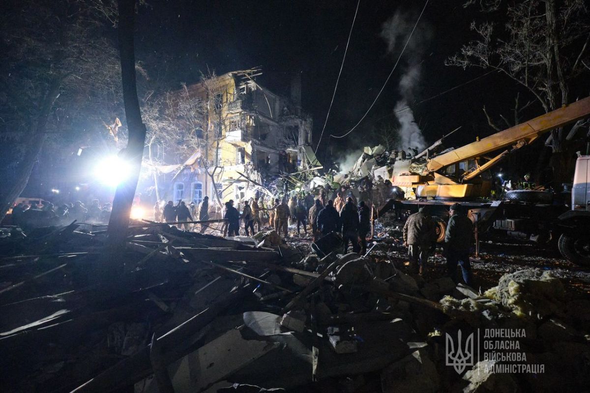 росіяни вдарили ракетою по багатоквартирному будинку в Краматорську - фото
