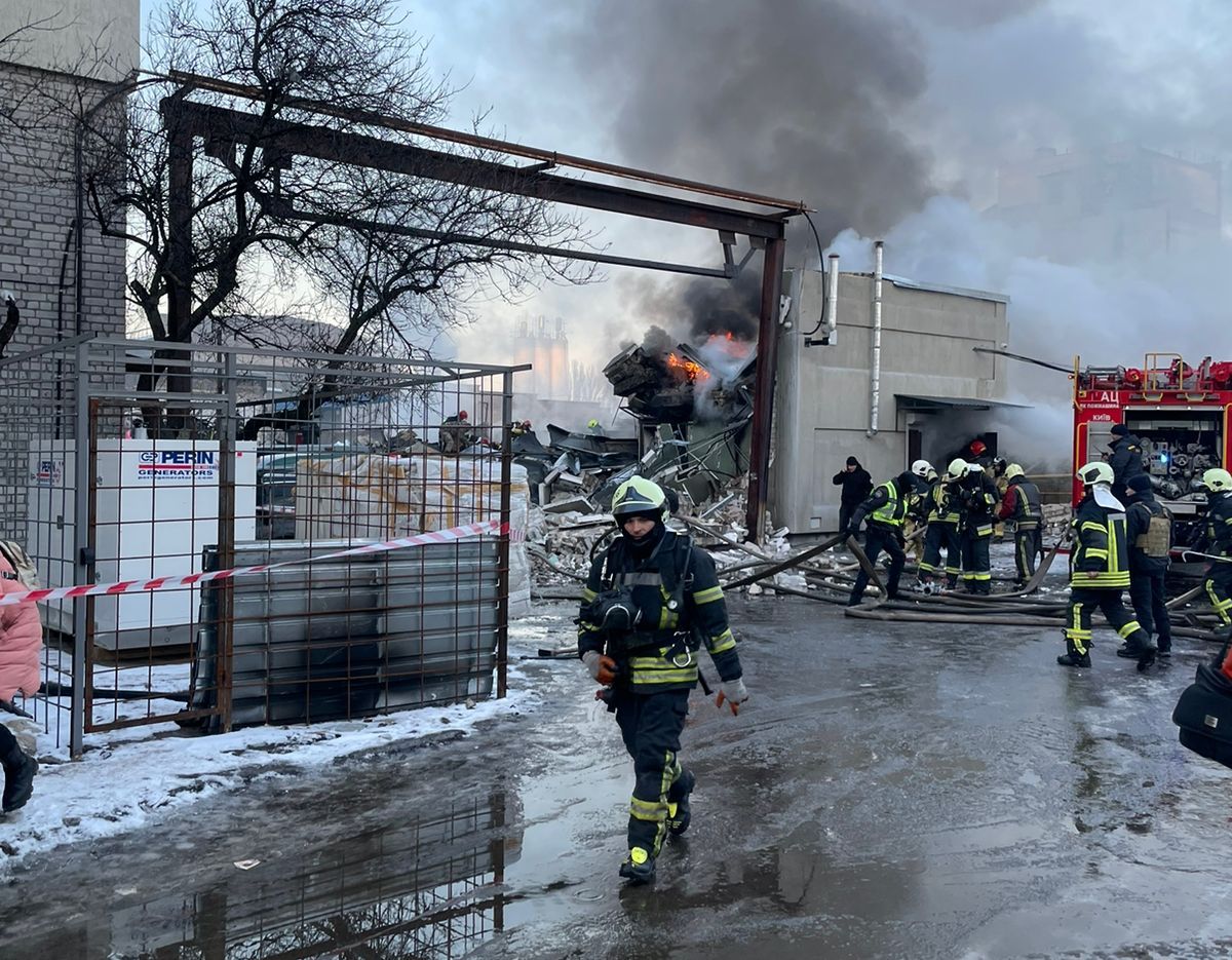 В Києві на території колишнього заводу стався вибух, загинула людина - фото
