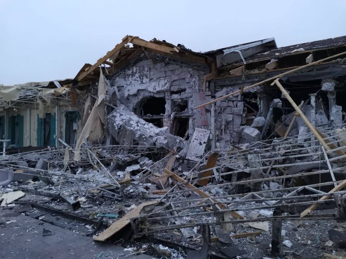 Рашисти ракетами атакували житловий комплекс Запоріжжя - фото