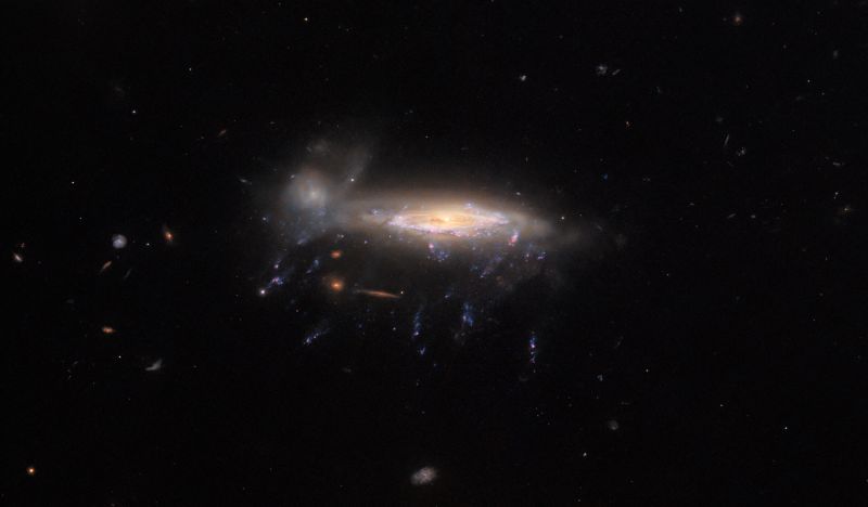 Габбл показав галактику з щупальцями - фото