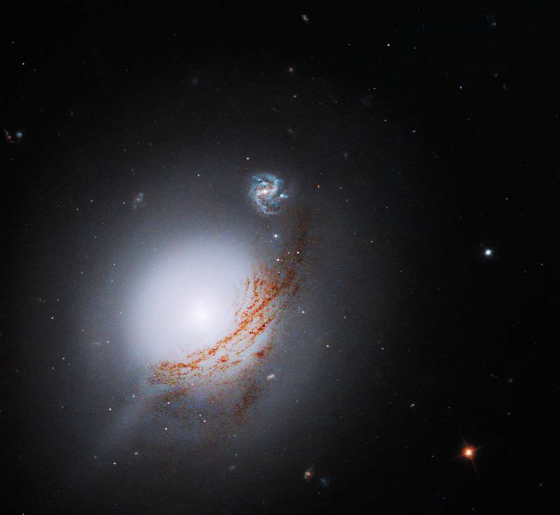 Габбл показав красиву світню галактику - фото