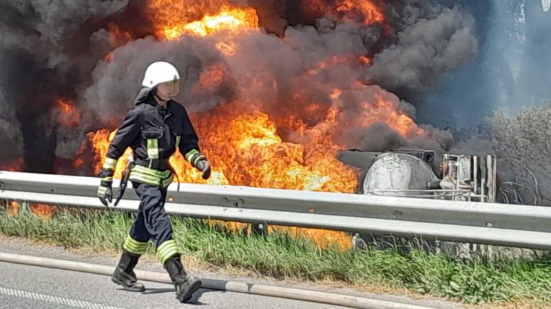 На Київщині з′їхав у кювет та вибухнув бензовоз - фото