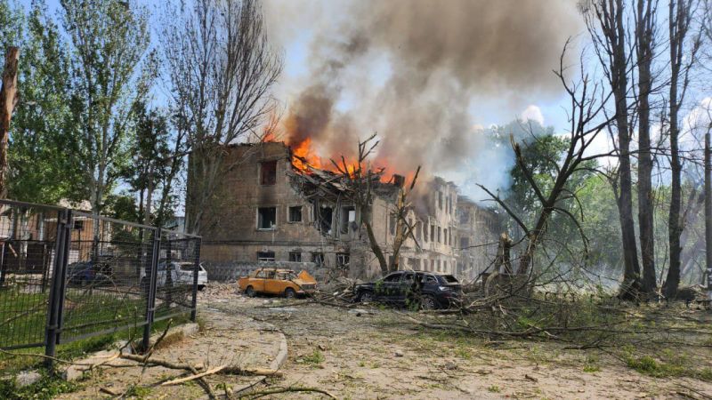 росіяни вдарили ракетою по будівлі поліклініки в Дніпрі - фото