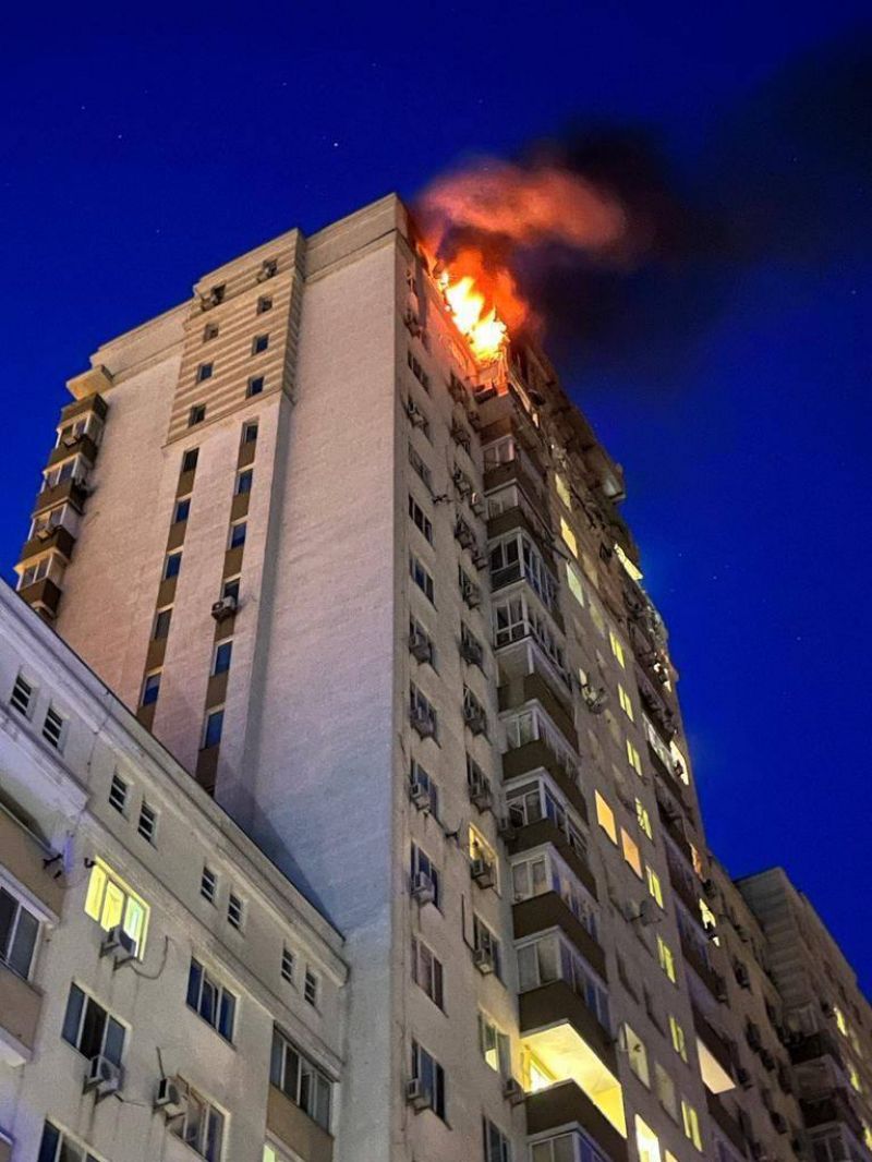 В Києві внаслідок атаки палає багатоповерхівка - фото