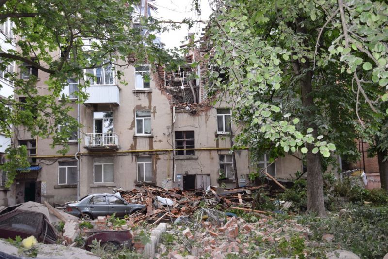 росіяни вдарили “Шахедами” по житлових будинках у Сумах, загинула людина. Доповнено - фото