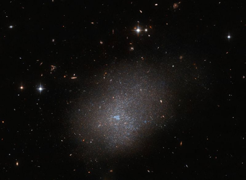 "Габбл" показав галактику-сусідку, що іскриться - фото