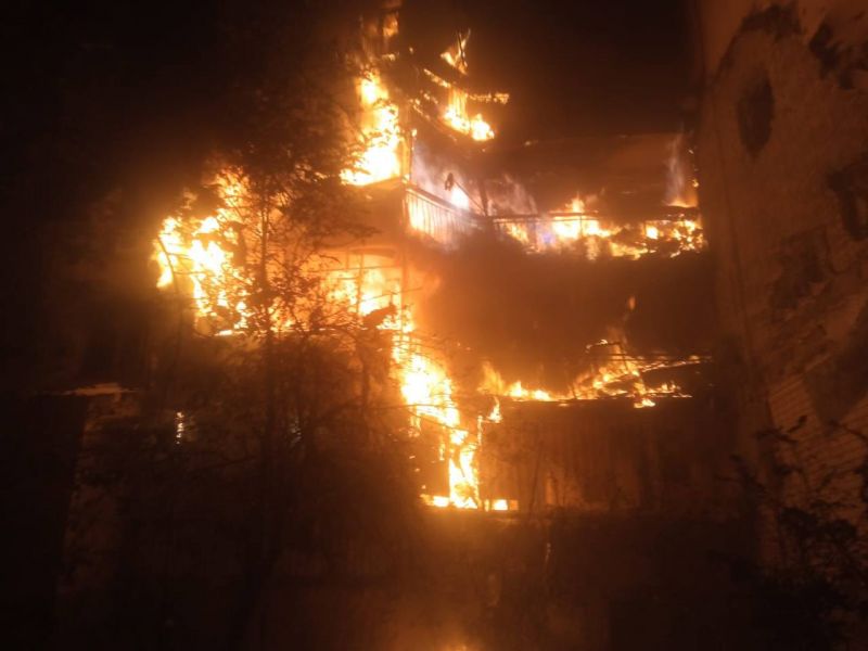 росія вдарила в житлову багатоповерхівку та приватні будинки в Херсоні - фото