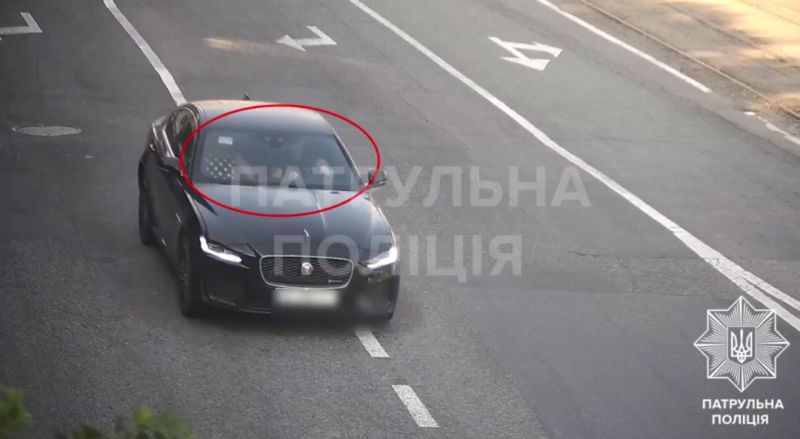 Водій "Ягуара" в Дніпрі до поліцейської: "Якого х*я ти мене останавлівала?!" - фото