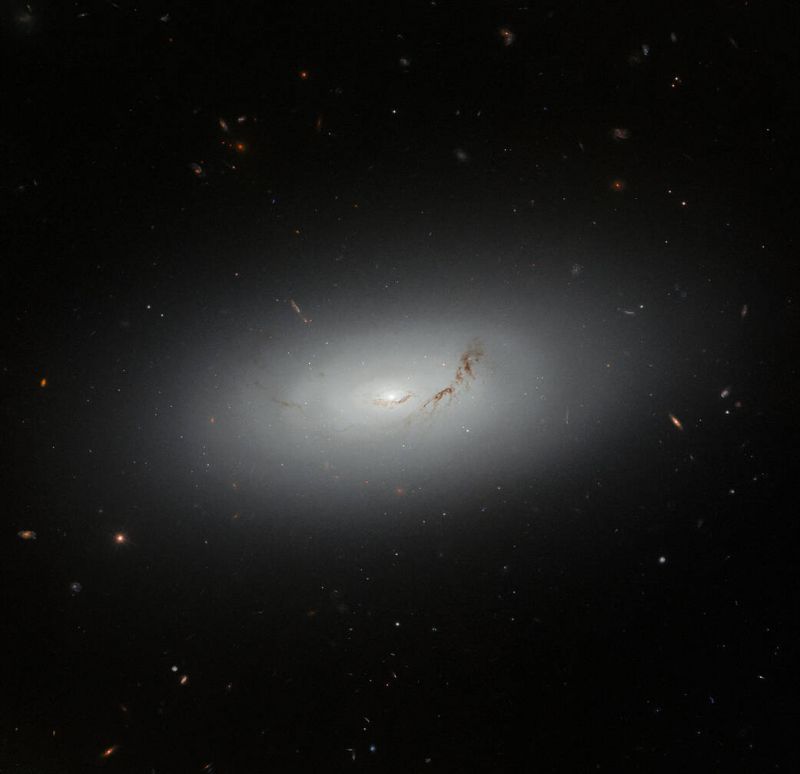 Габбл виявив "примарну" галактику - фото