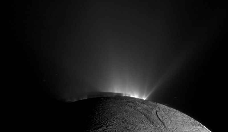 На Енцеладі знайдено джерело енергії та молекулу, які необхідні для виникнення життя - фото