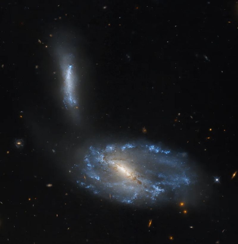 “Габбл” показав блискучу пару галактик у взаємодії - фото