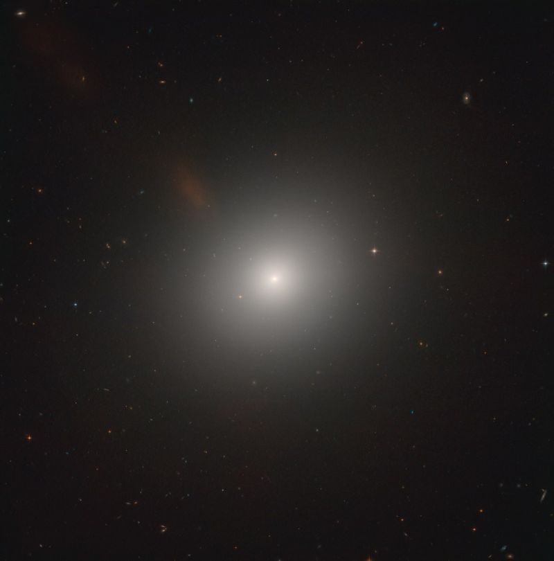 "Габбл" показав, що еліптична галактика даремно вважалася "мертвою" - фото