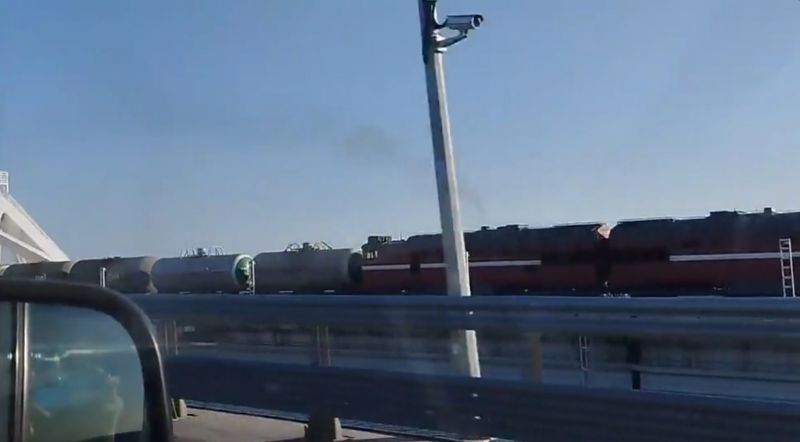 ISW: окупанти знову перевозять паливо Кримським мостом на тлі послаблення свого ППО - фото