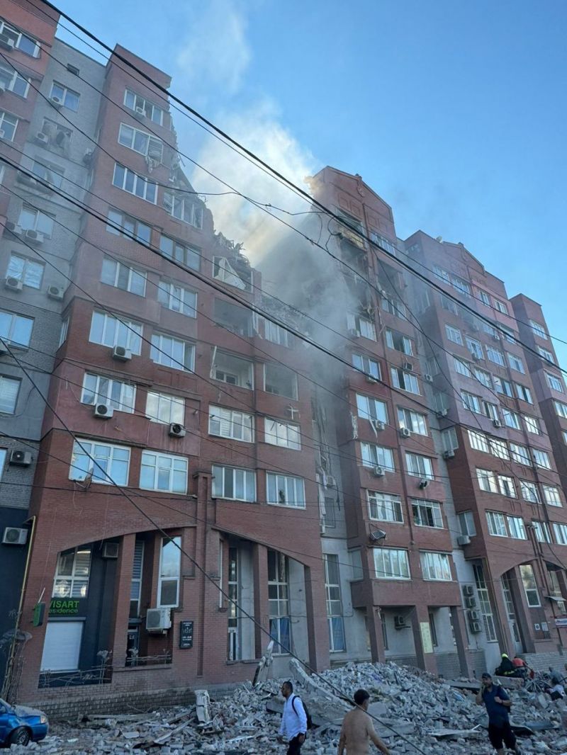 Рашисти вдарили ракетою в житлову 9-поверхівку в Дніпрі - фото