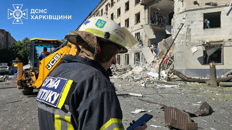 Російські терористи вдарили авіабомбами по житловій забудові Харкова, є вбиті - фото