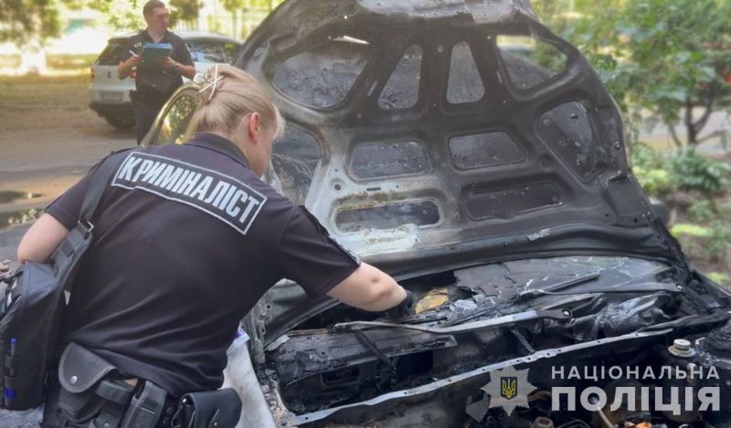 В Одесі затримано групу молодиків, які підпалили 15 автівок військових - фото