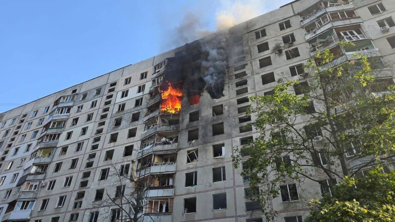 Рашисти вдарили КАБом у житлову багатоповерхівку в Харкові - фото