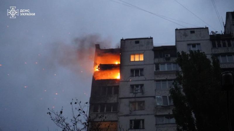 В Києві внаслідок ворожої атаки пожежа та руйнування в багатоповерхівці - фото