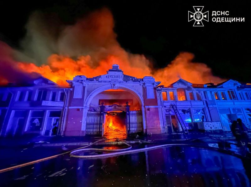 Внаслідок російської атаки в Одесі горить ринок Привоз, зруйнована багатоповерхівка - фото