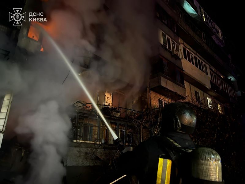 Внаслідок атаки "Шахедів" в Києві постраждали житлові багатоповерхівки. Доповнено - фото