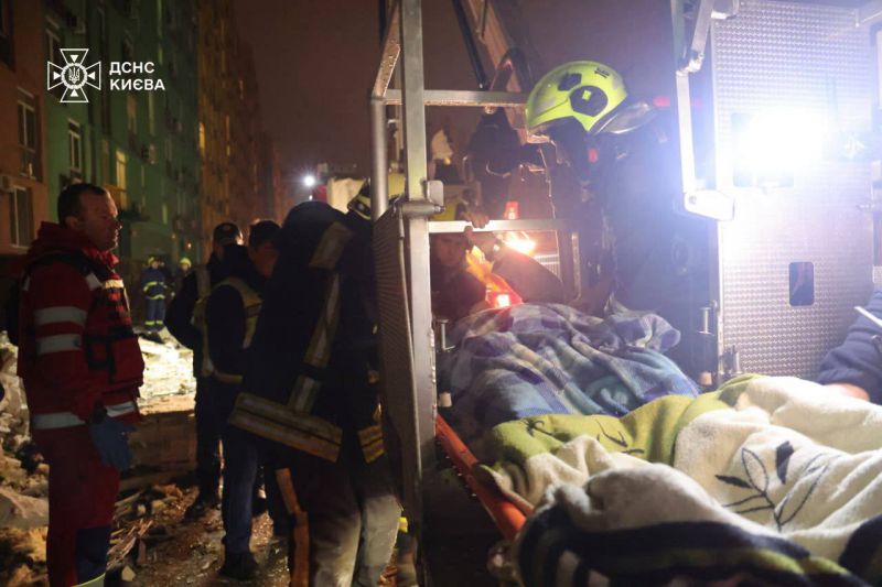 Київ під масованою атакою, є влучання у житлові будинки - фото