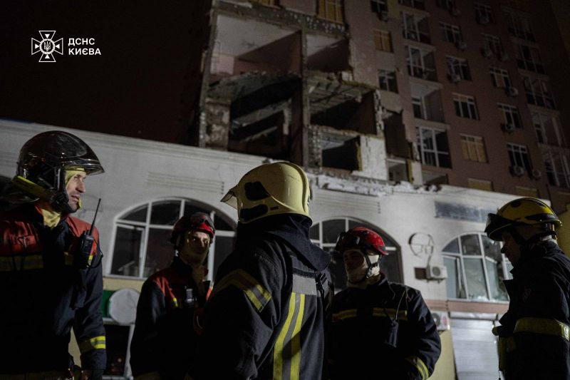 В Києві рятувальники завершили роботи після масованого обстрілу - фото
