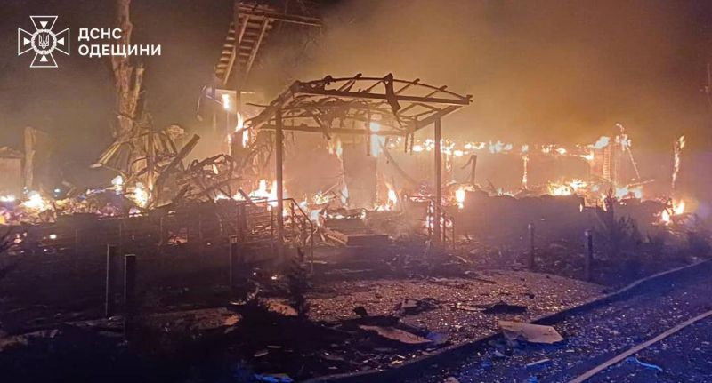 Вночі ворог вдарив по портовій і промисловій інфраструктурі Одещини, є загиблий і поранені - фото