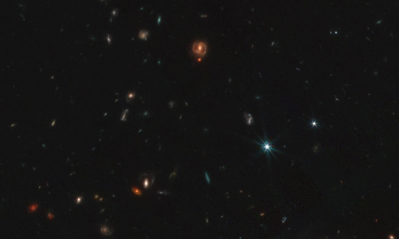 «Маленькі червоні точки» у ранньому Всесвіті можуть бути чорними дірами в газових коконах - фото