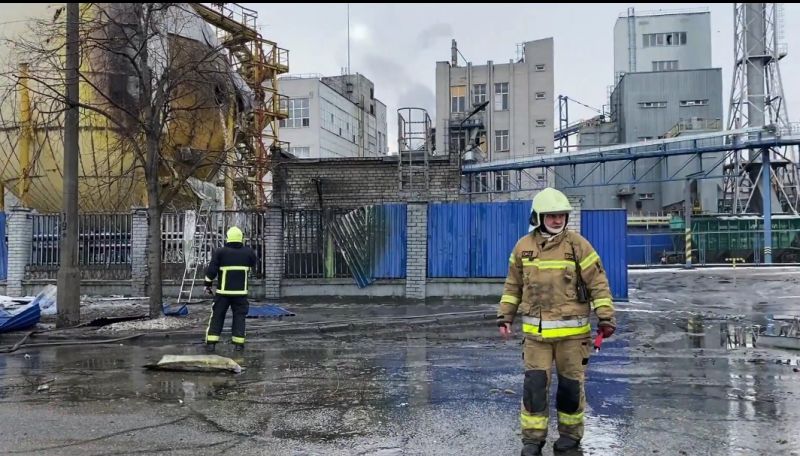 В Дніпрі росіяни вдарили по виробництву олії, її чимало вилилося на дороги - фото