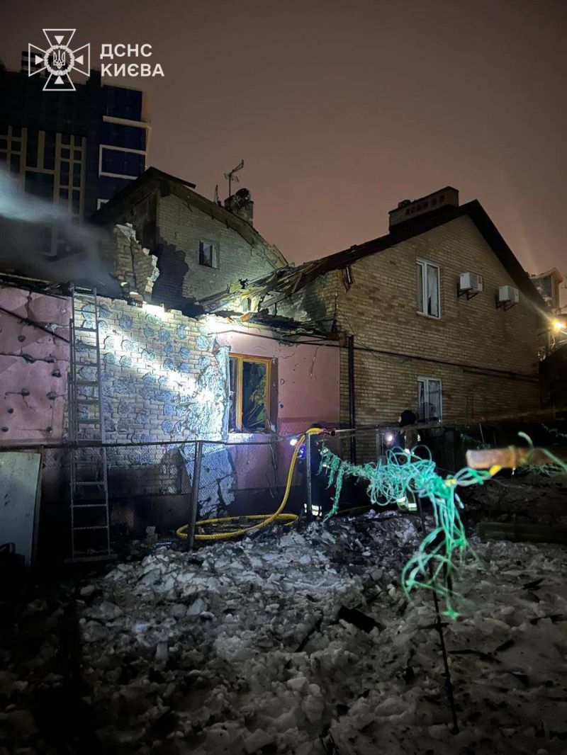 В Києві внаслідок російської атаки у кількох районах є пошкодження та загоряння - фото