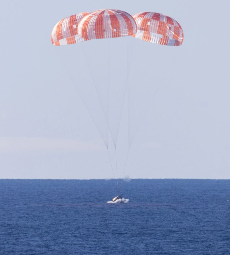 Екіпаж місії «Artemis II» успішно повернувся на Землю - фото