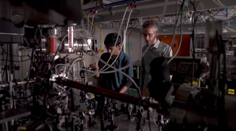 Фізики вперше спостерігали пари атомів, які існують одночасно в двох місцях - фото