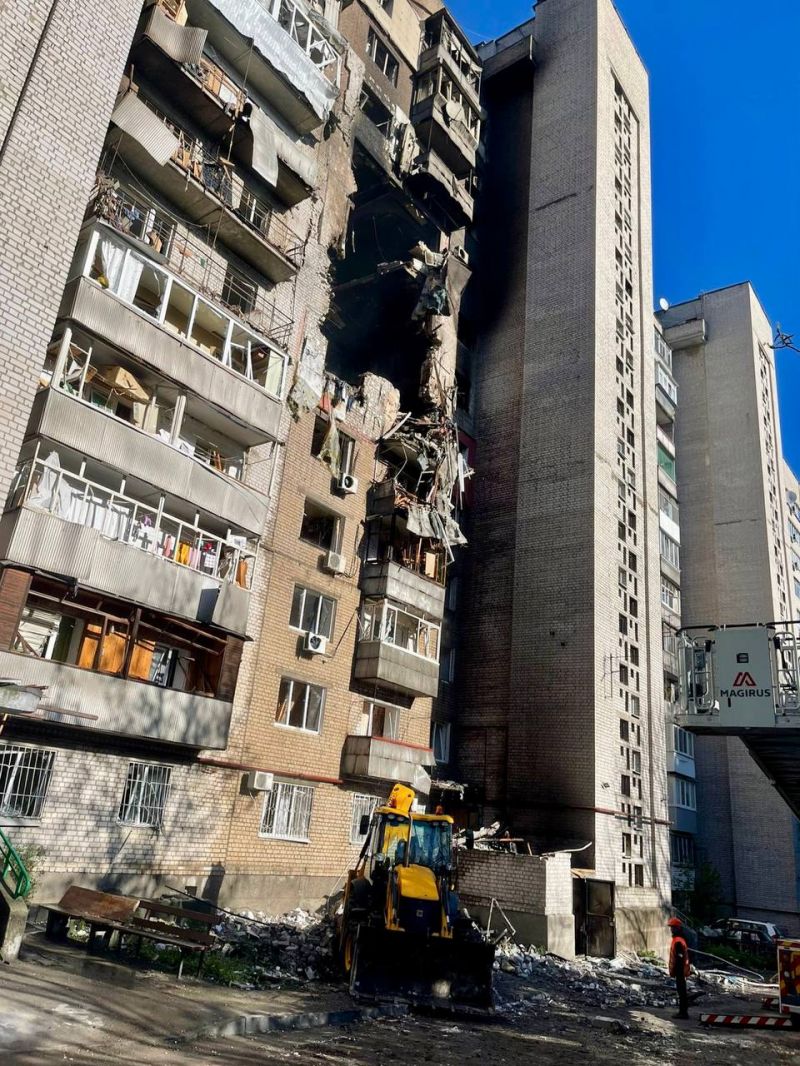 росіяни вдарили у житлову багатоповерхівку в Дніпрі, є загиблі - фото