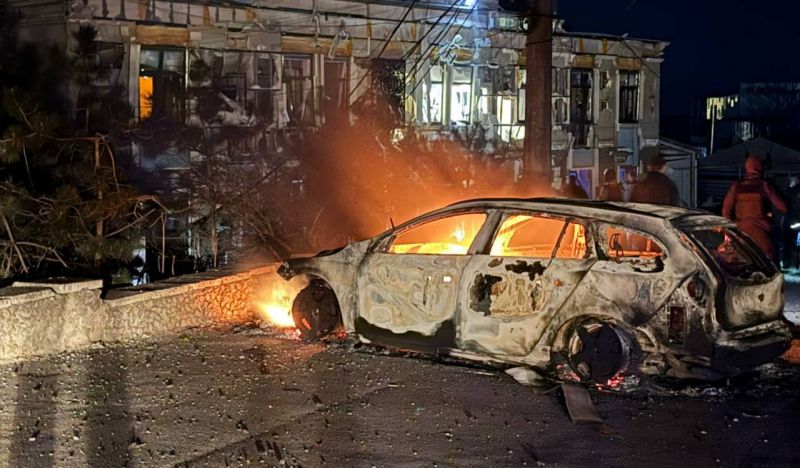 Ворог масовано атакував цивільні об&prime;єкти Одеси, є постраждалі - фото