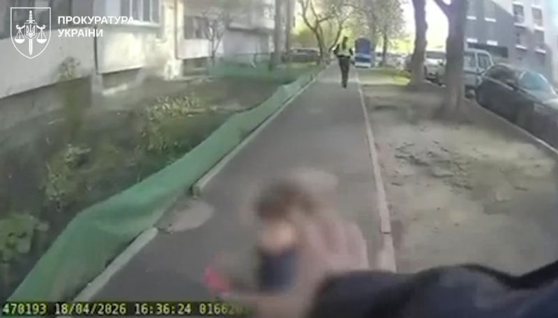 З&prime;явилося відео з бодікамер патрульних, які втікали від терориста на Деміївці - фото