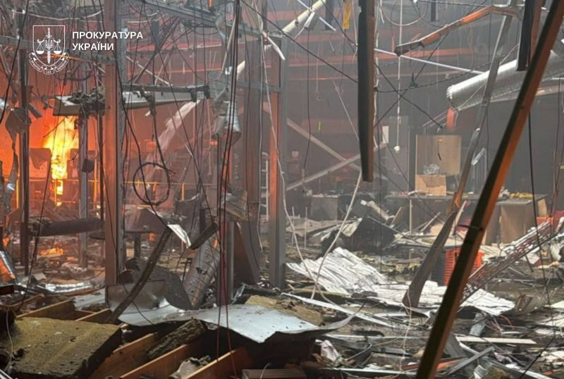 Покидьки атакували найбільший ТЦ в Кривому Розі. Завдали повторного удару під час рятування постраждалих - фото