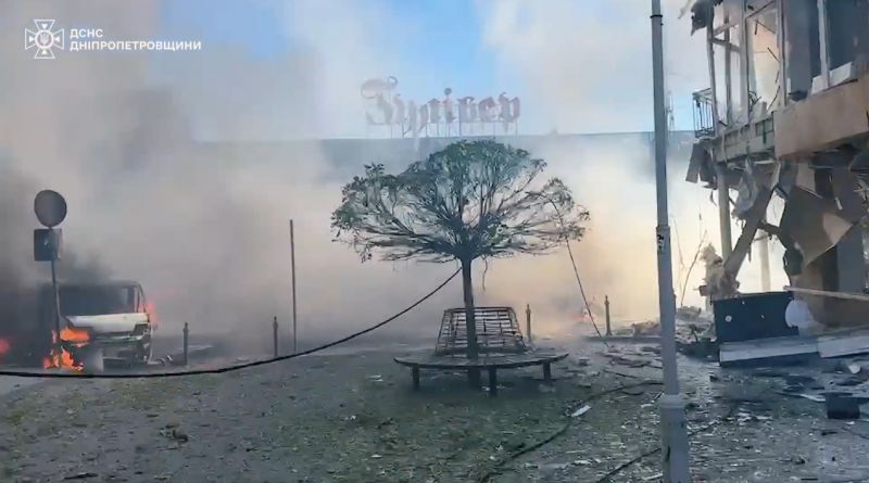росіяни вдарили по ТРЦ в Павлограді, є загиблі та багато поранених - фото